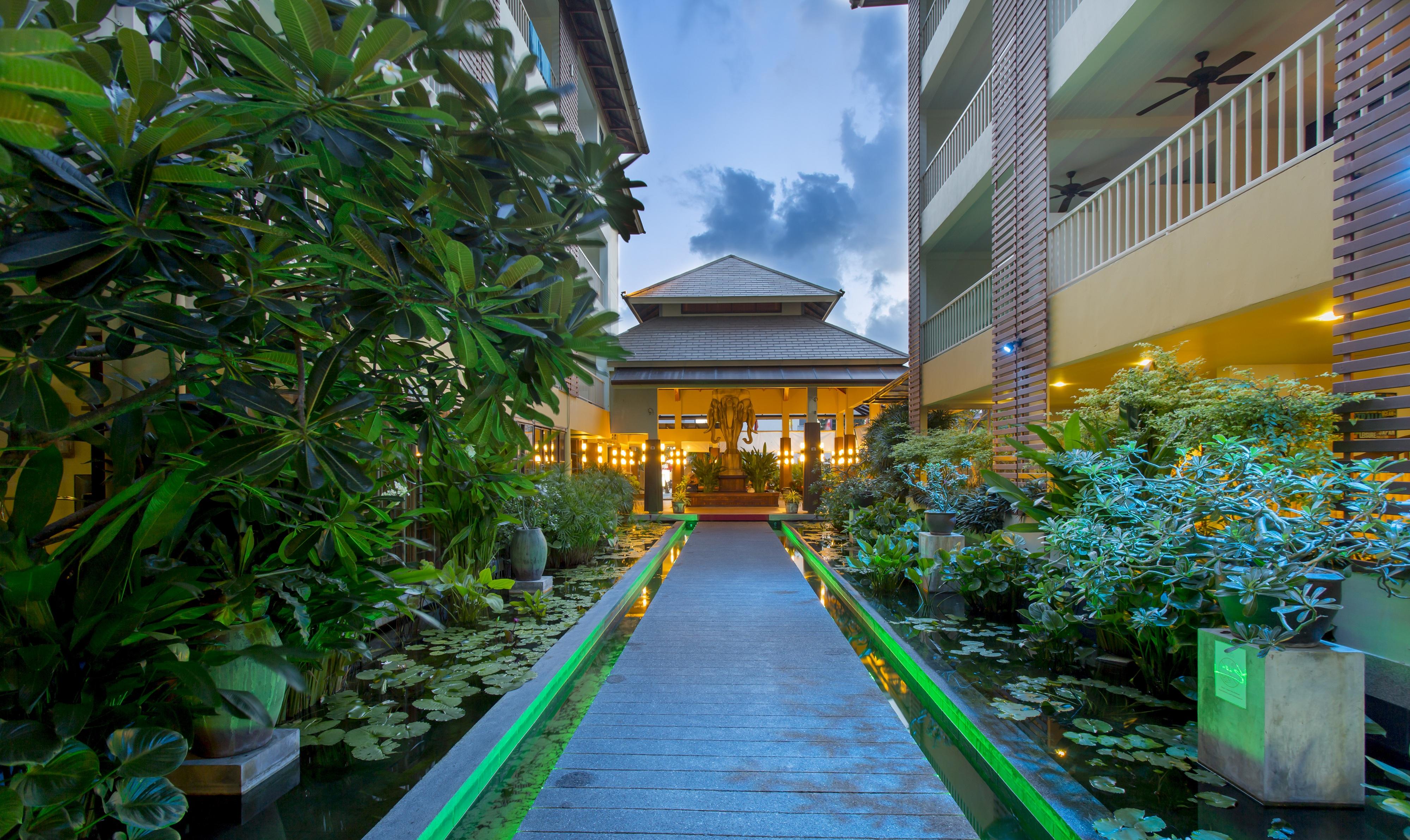 Woovo Phuket Kata Hotel Esterno foto