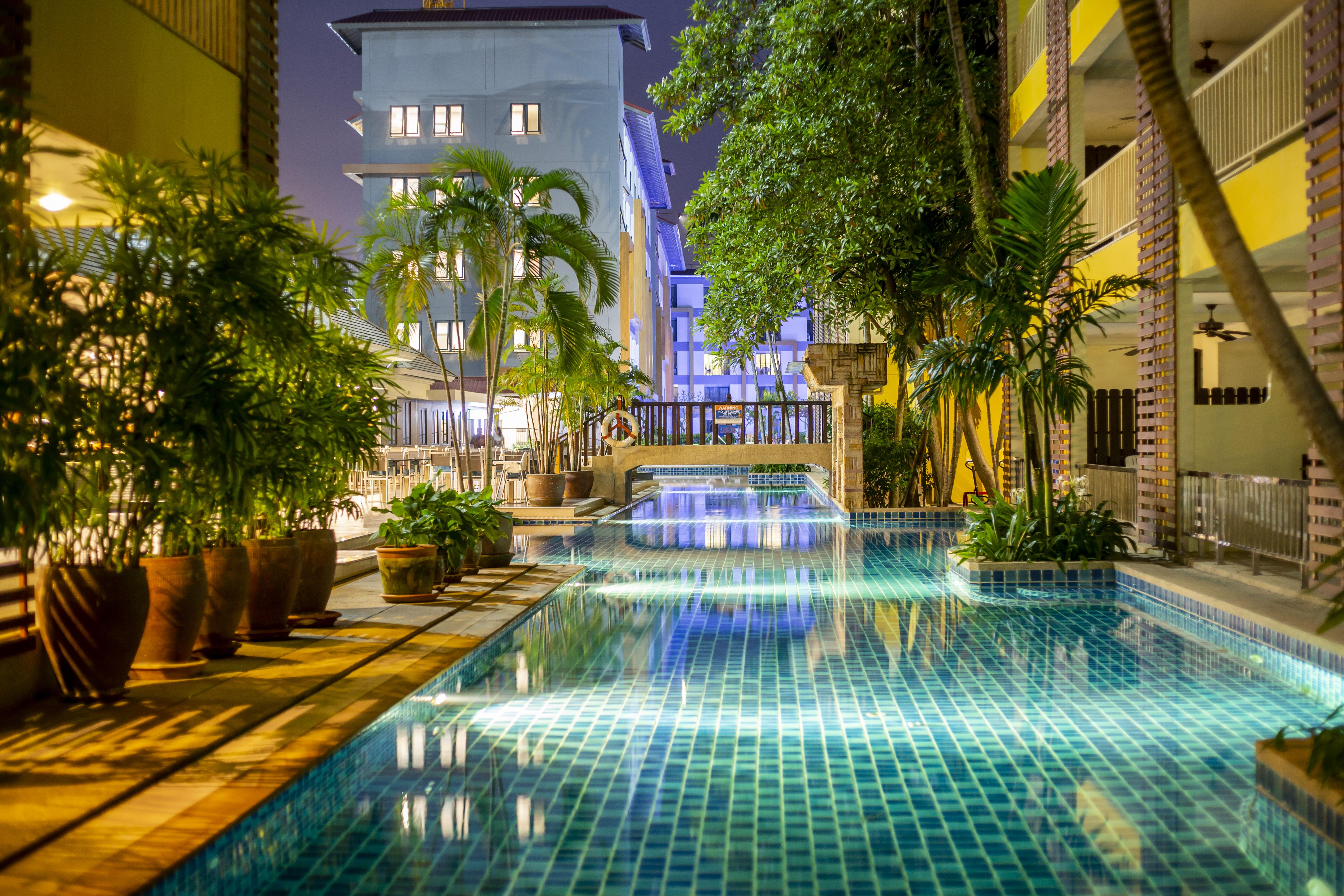Woovo Phuket Kata Hotel Esterno foto